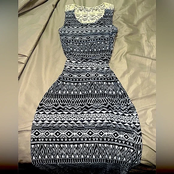 Aztec Pattern Print Lace Detail Stretchy Soft Bodycon Maxi Dress | Color: Blue/White | Size: S | Gtroppobella's Closet